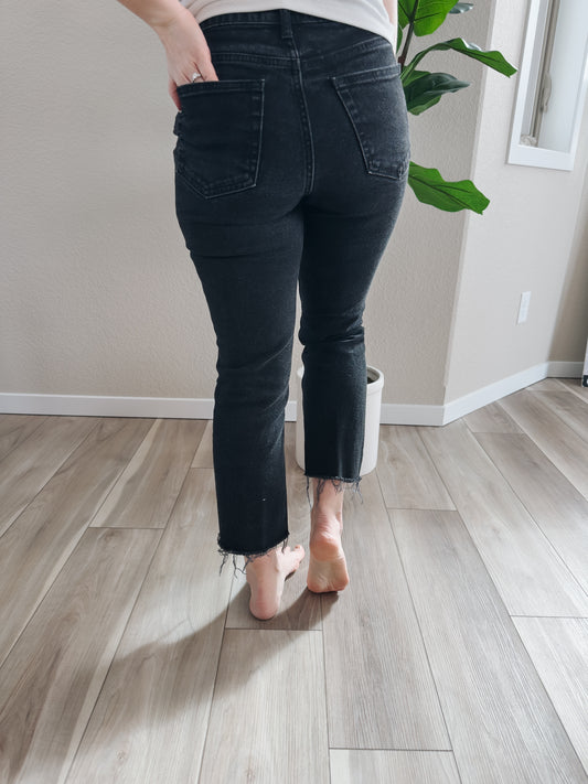 Essential Cut Off Straight - Black